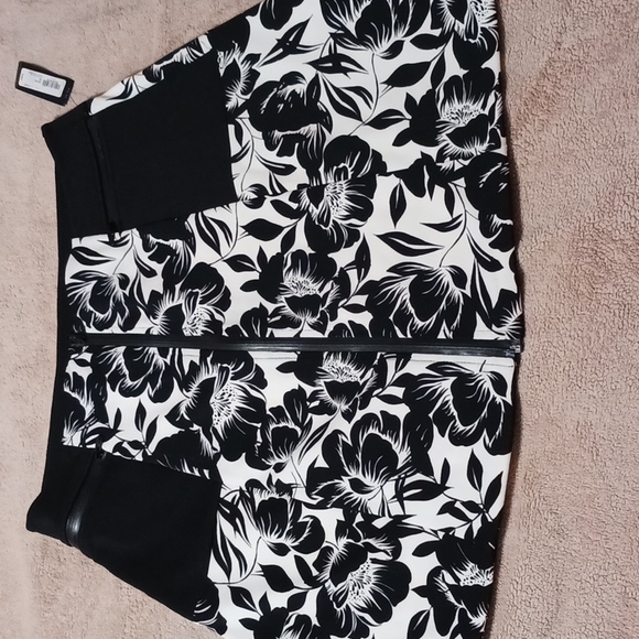 Black & White Skirt Floral Size 16 Back zipper pockets, full zipper in back. New - Picture 2 of 6